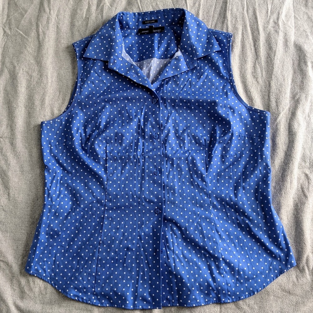 Jones New York NWOT sleeveless button down top.